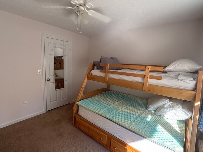 Building Photo - Spacious & Comfortable 4 Bedroom House - C...