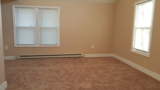 Building Photo - Welcome home to this charming and spacious 2-bedroom, 2 full bathroom single-family home in Edgew...