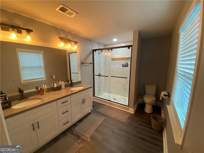 Building Photo - 318 Willowwind Dr