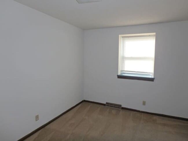 Building Photo - Nice 3 Bed 1.5 Bath Duplex SW Columbia!