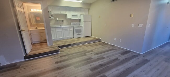 Building Photo - 390 Fairway Oaks Dr