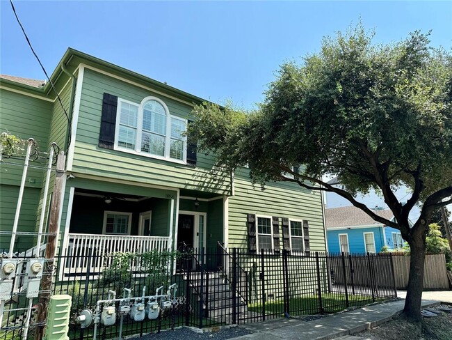 Primary Photo - 1109 W 15th 1/2 St