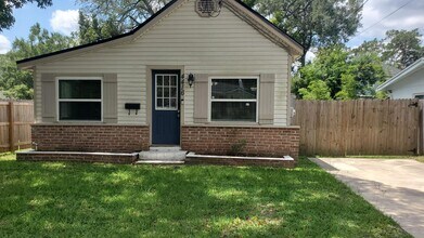 Building Photo - 3BR / 2BA HOME -  St Johns Park   *COMING ...