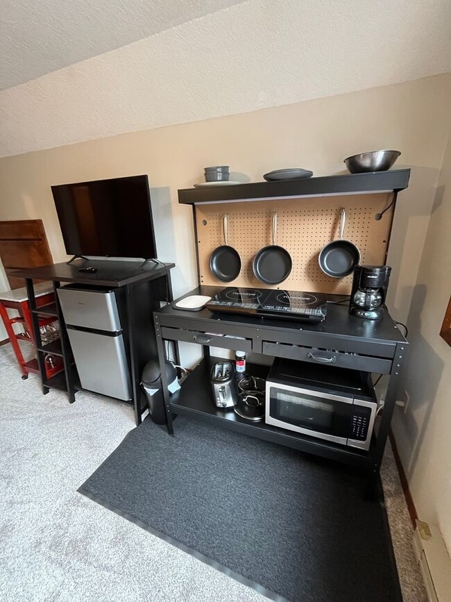Building Photo - Quaint 1-bdr/1-bath Furnished Apartment in...