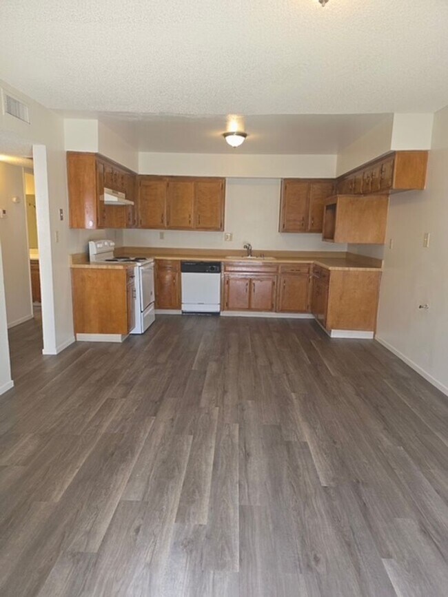 Building Photo - 5901 Ming Ave