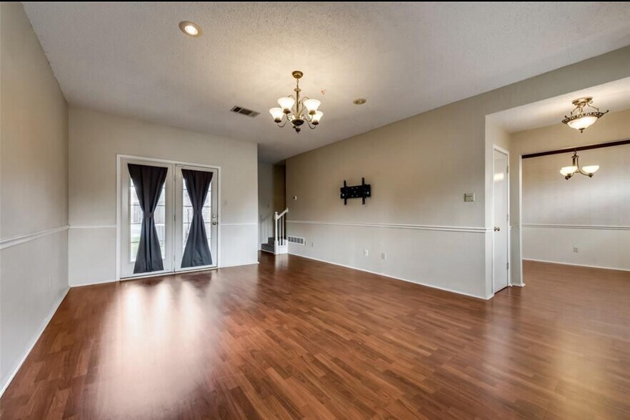 Building Photo - 807 Burr Oak Dr