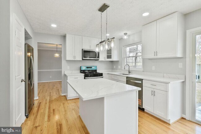 Building Photo - 7802 Shallowbrook Ct