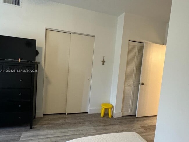 Building Photo - 20 Key W Ct