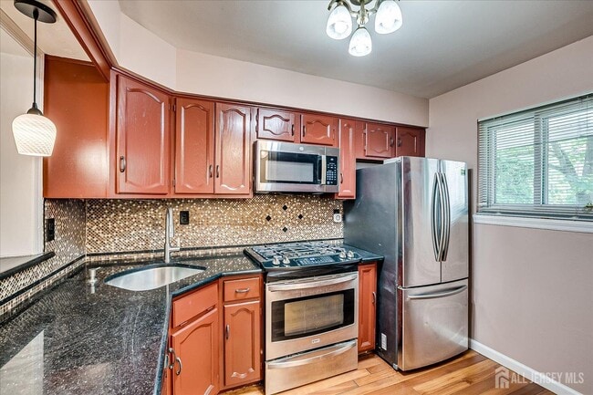 Building Photo - 6 Tulip Ct