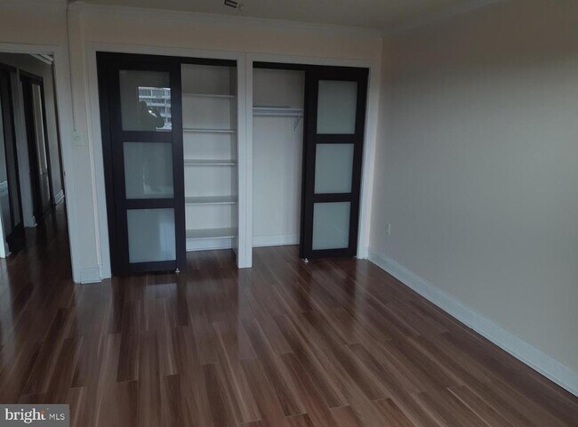 Building Photo - 1300 Army Navy Dr