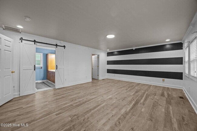 Building Photo - Spacious updated home in Jax - Pet Friendly - Great Location