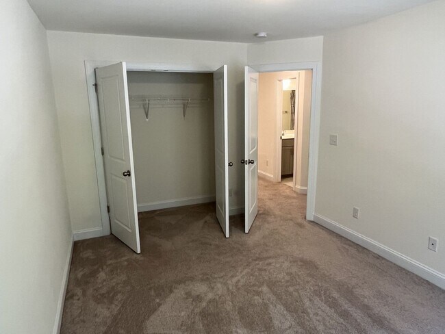 Building Photo - Newer 3 Bed + Loft Townhome in Davis Lake ...