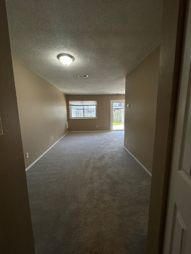 Building Photo - Charming 2-Bed Condo Retreat with 1.5 Baths in Prime Greenwood Location – 1088 Sq Ft of Comfort!