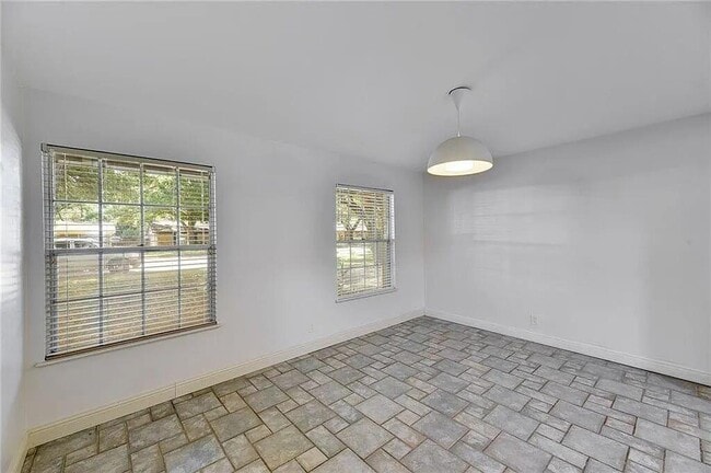 Building Photo - 2906 Greenlawn Pkwy