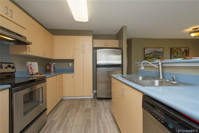 Building Photo - Beautiful 3 bed, 2 bath, 2 parking unit in...