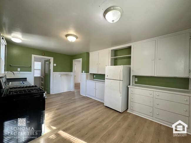 Building Photo - Charming Cottage, Close to Downtown/Plaza!