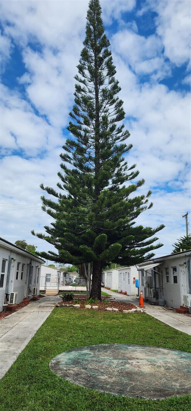 Building Photo - 2711 Lincoln St