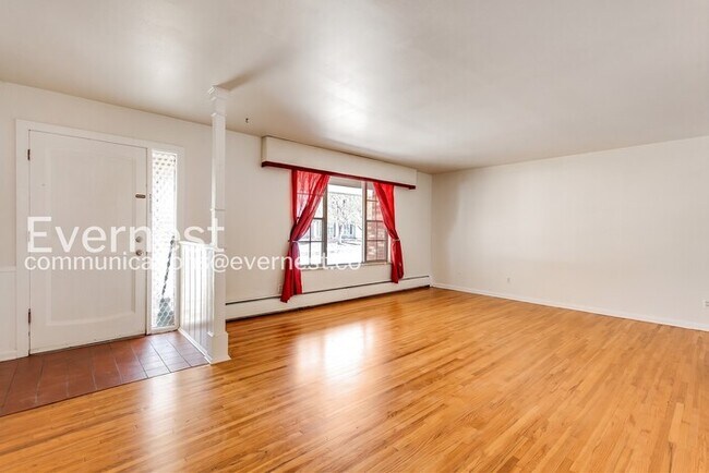 Building Photo - 4 Bed, 3 Bath Home with Fenced Yard & Garage / Available Now!