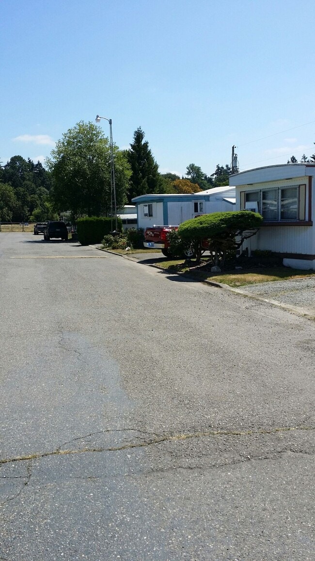 Building Photo - Cozy, partially remodeled 1 bedroom apartm...