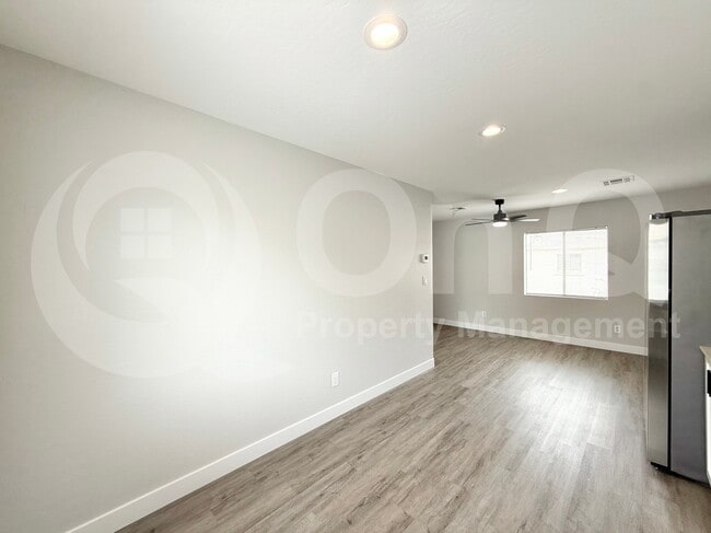 Building Photo - 2153 W Morten Ave