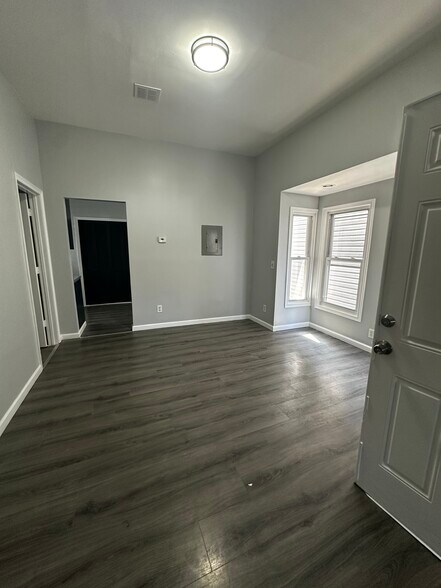 Primary Photo - 381 Straight St