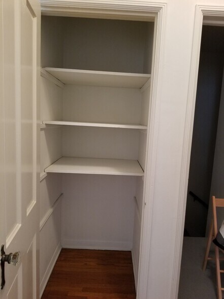 GENEROUS LINIEN/STORAGE CLOSET SHELVING - 6328 Orange St