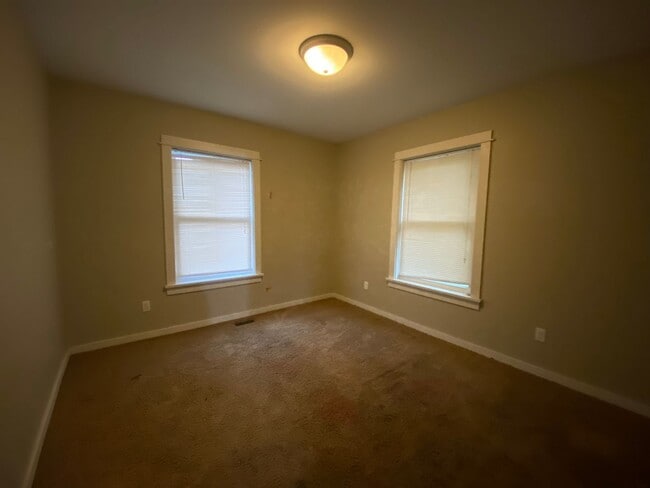 Building Photo - 923 Russel St - 3/Bed 1.5/Bath located in the Edison neighborhood