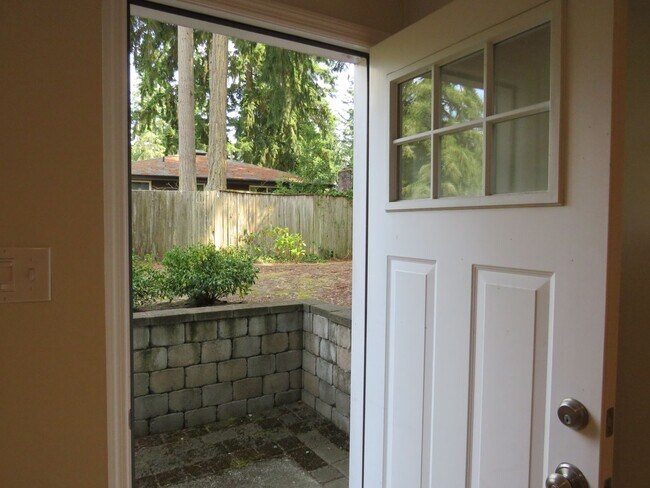 Building Photo - Bellevue Robinswood Mid Century 4bed/3bath Tri-Level $3800.00