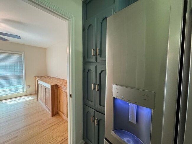 Building Photo - Fenced yard!