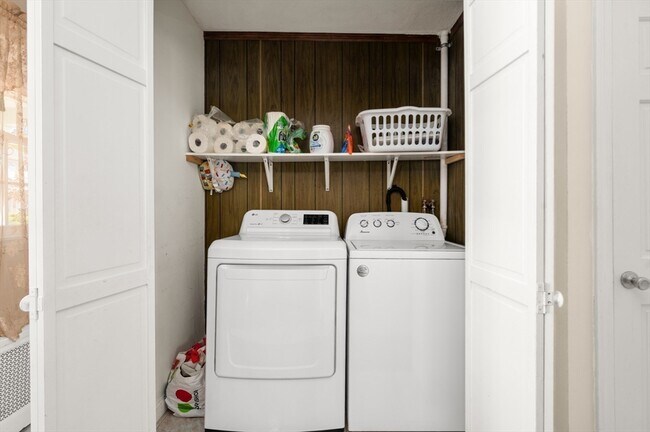 Building Photo - 76 Windsor Rd