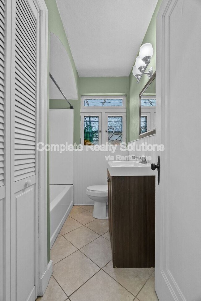 Building Photo - 8028 Wynwood Dr