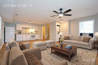 Building Photo - 629 SE Oak St