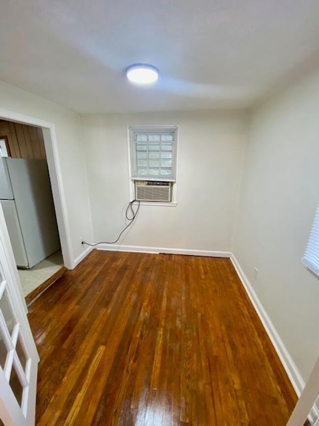 Building Photo - 1-Bedroom, 1-bathroom Apartment
