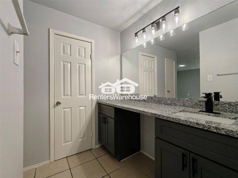 Building Photo - 8034 Antoine Dr