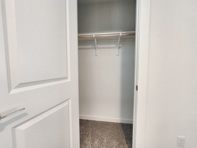Building Photo - Spacious 4/BR 2.5/BA Retreat with Fenced Y...
