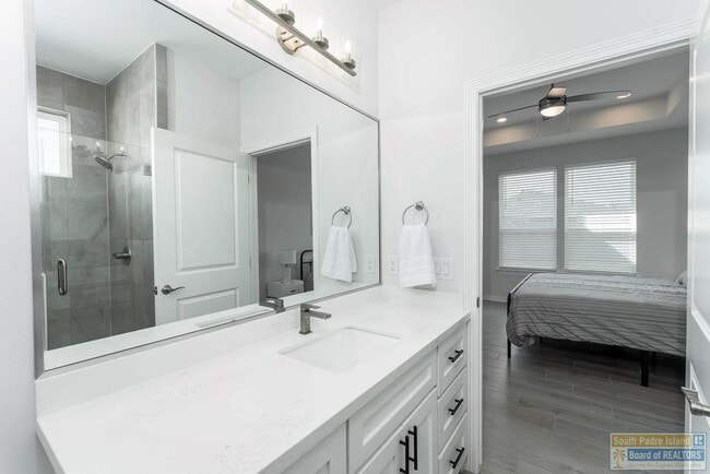 Building Photo - 18 S Bay Hill Dr