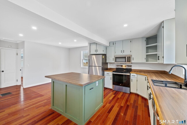 Building Photo - 3 Sunnieside Dr