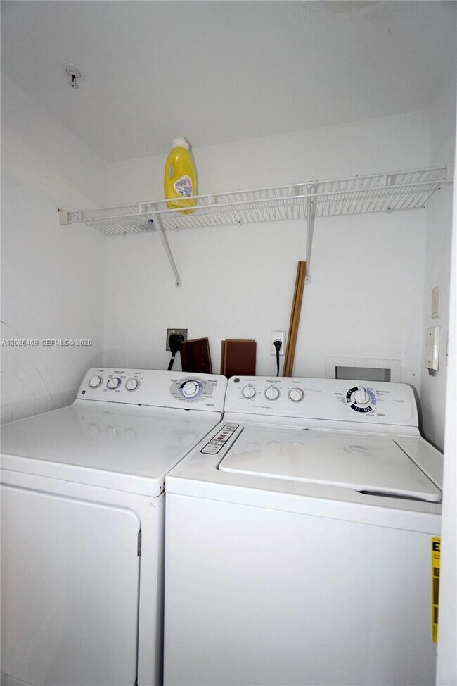 Building Photo - 1155 Brickell Bay Dr