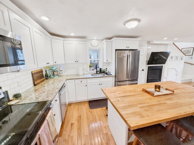 Building Photo - Beautiful Condo In Beverly MA!