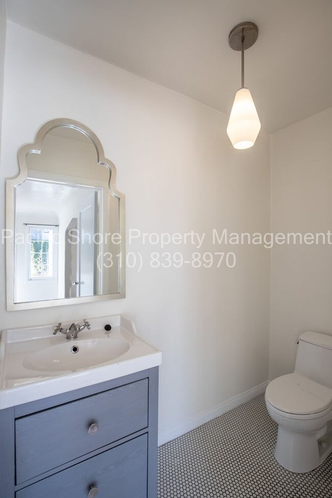 Building Photo - 8159 Willoughby Ave