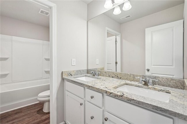 Building Photo - 516 College Dr