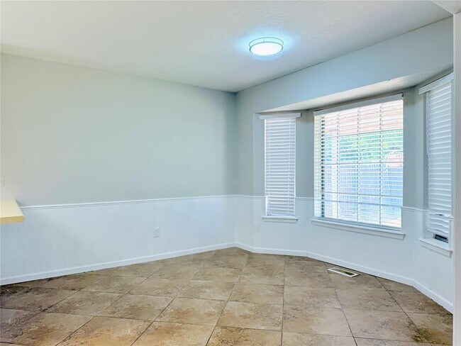 Building Photo - 121 W Vail Dr