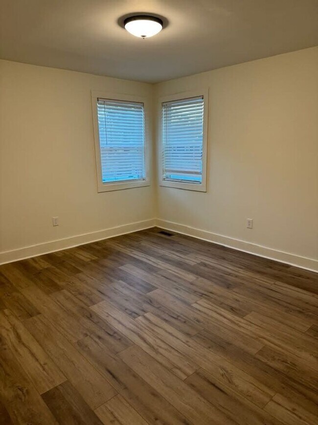 Building Photo - WWW Real Properties