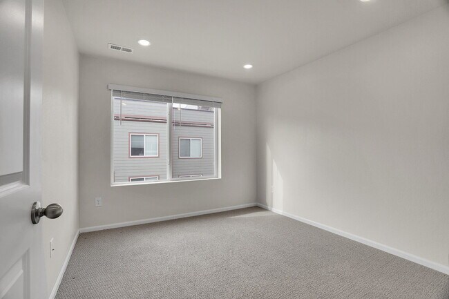 Building Photo - $3,230.95 with $300 off the first month's Rent - 4 Bedrooms, 3.5 Bathrooms, Townhouse in Broomfie...