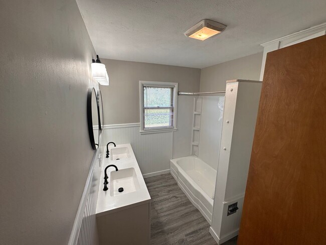 Building Photo - Louisville Farmhouse With Walkout basement