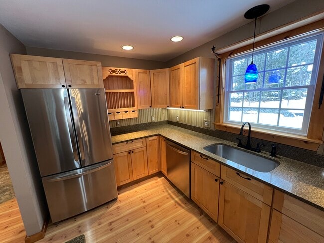 Building Photo - 2-12 Yvonne St