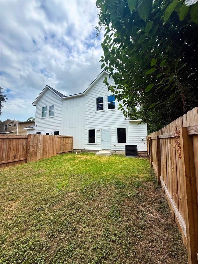 Building Photo - 1232 3rd Ave N