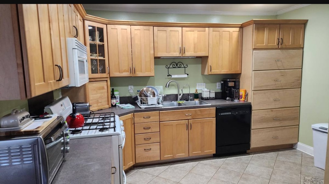 Common area kitchen - 8310 Park Vista Cir