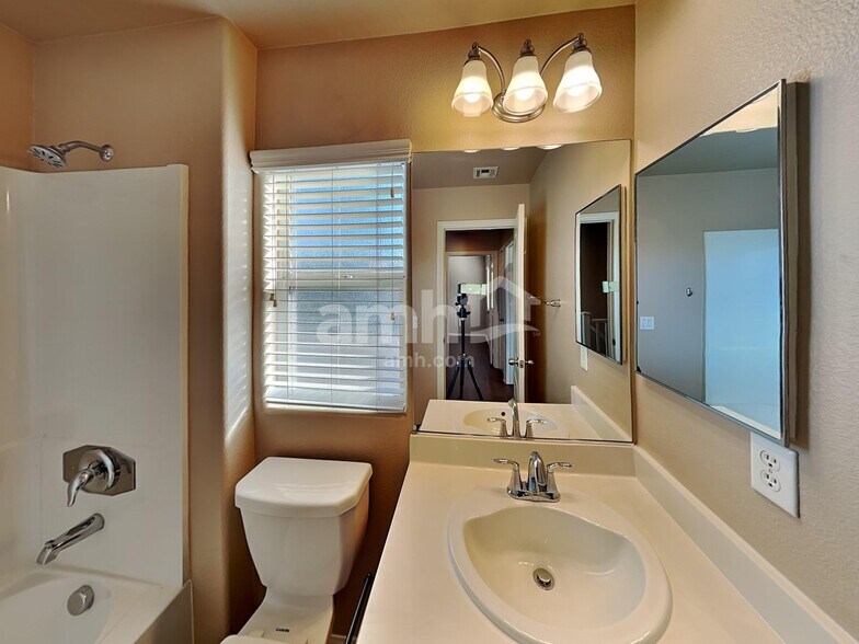 Building Photo - 10382 September Flower St