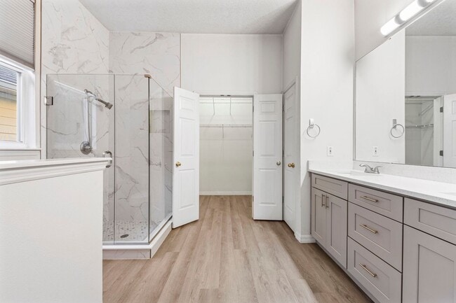 Building Photo - 834 Lake Evalyn Dr